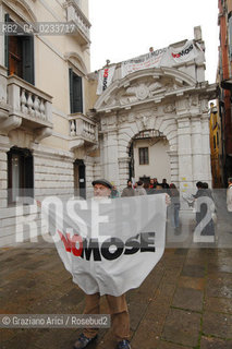 VENEZIA 20 NOVEMBRE 2006 - OCCUPAZIONE DA PARTE DELLASSEMBLEA NOMOSE DELLA SEDE DEL CONSORZIO VENEZIA NUOVA ©Graziano Arici/Rosebud2 NO GLOBAL DISOBBEDIENTI