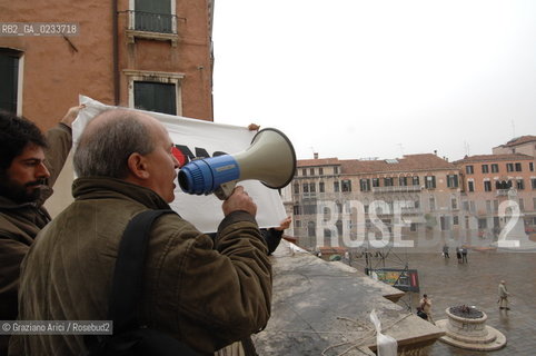 VENEZIA 20 NOVEMBRE 2006 - OCCUPAZIONE DA PARTE DELLASSEMBLEA NOMOSE DELLA SEDE DEL CONSORZIO VENEZIA NUOVA ©Graziano Arici/Rosebud2 NO GLOBAL DISOBBEDIENTI