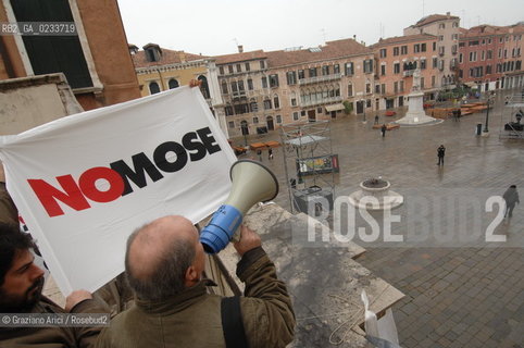 VENEZIA 20 NOVEMBRE 2006 - OCCUPAZIONE DA PARTE DELLASSEMBLEA NOMOSE DELLA SEDE DEL CONSORZIO VENEZIA NUOVA ©Graziano Arici/Rosebud2 NO GLOBAL DISOBBEDIENTI