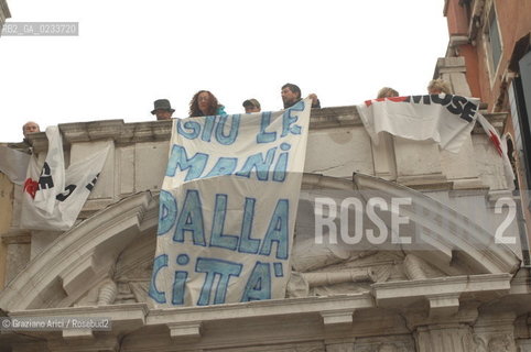 VENEZIA 20 NOVEMBRE 2006 - OCCUPAZIONE DA PARTE DELLASSEMBLEA NOMOSE DELLA SEDE DEL CONSORZIO VENEZIA NUOVA ©Graziano Arici/Rosebud2 NO GLOBAL DISOBBEDIENTI
