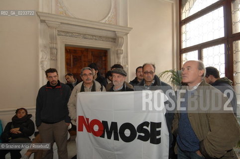 VENEZIA 20 NOVEMBRE 2006 - OCCUPAZIONE DA PARTE DELLASSEMBLEA NOMOSE DELLA SEDE DEL CONSORZIO VENEZIA NUOVA ©Graziano Arici/Rosebud2 NO GLOBAL DISOBBEDIENTI