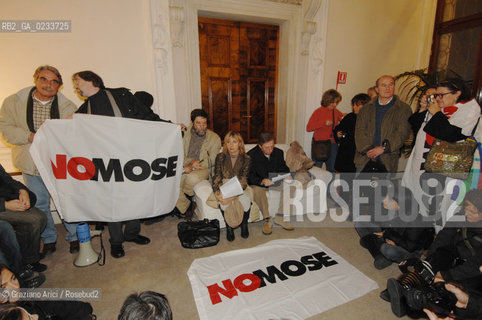 VENEZIA 20 NOVEMBRE 2006 - OCCUPAZIONE DA PARTE DELLASSEMBLEA NOMOSE DELLA SEDE DEL CONSORZIO VENEZIA NUOVA LUANA ZANELLA, PAOLO CACCIARI E FELICE CASSON ©Graziano Arici/Rosebud2 NO GLOBAL DISOBBEDIENTI