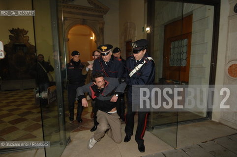 VENEZIA 20 NOVEMBRE 2006 - OCCUPAZIONE DA PARTE DELLASSEMBLEA NOMOSE DELLA SEDE DEL CONSORZIO VENEZIA NUOVA TOMMASO CACCIARI E BEPPE CACCIA ©Graziano Arici/Rosebud2 NO GLOBAL DISOBBEDIENTI POLIZIA