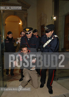VENEZIA 20 NOVEMBRE 2006 - OCCUPAZIONE DA PARTE DELLASSEMBLEA NOMOSE DELLA SEDE DEL CONSORZIO VENEZIA NUOVA TOMMASO CACCIARI E BEPPE CACCIA ©Graziano Arici/Rosebud2 NO GLOBAL DISOBBEDIENTI POLIZIA