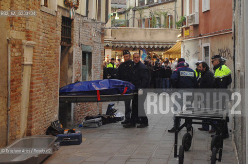 VENEZIA MARZO 2007 -  MURDER OF A FRUITERER, GIAMPAOLO GRANZO, IN CANNAREGIO NEIGHBOURHOOD - MAFIA MURDER? ©Graziano Arici/Rosebud2 ASSASSINIO DEL FRUTTIVENDOLO NEL MERCATO DI S.LEONARDO