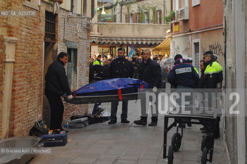 VENEZIA MARZO 2007 -  MURDER OF A FRUITERER, GIAMPAOLO GRANZO, IN CANNAREGIO NEIGHBOURHOOD - MAFIA MURDER? ©Graziano Arici/Rosebud2 ASSASSINIO DEL FRUTTIVENDOLO NEL MERCATO DI S.LEONARDO