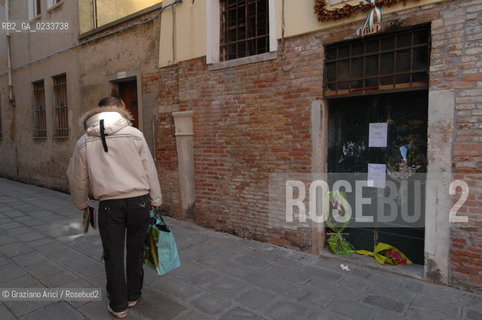 VENEZIA MARZO 2007 -  MURDER OF A FRUITERER, GIAMPAOLO GRANZO, IN CANNAREGIO NEIGHBOURHOOD - MAFIA MURDER? ©Graziano Arici/Rosebud2 ASSASSINIO DEL FRUTTIVENDOLO NEL MERCATO DI S.LEONARDO