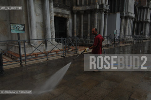 VENEZIA LUGLIO 2007 - PULIZIA ALALBA DI PIAZZA S.MARCO - @ Graziano Arici/Rosebud2 DEGRADO TURISMO SPAZZATURA