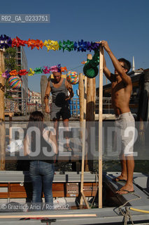 VENEZIA LUGLIO 2007 - PREPARAZIONE DI UNA BARCA PER LA FESTA DEL REDENTORE - @ Graziano Arici/Rosebud2
