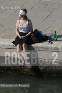VENEZIA LUGLIO 2007 - TURISTI CON MASCHERA SEDUTI IN UN RIO DI VENEZIA - @ Graziano Arici/Rosebud2