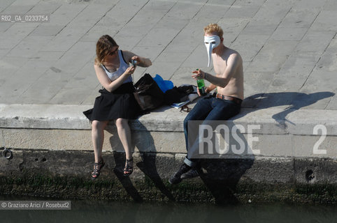 VENEZIA LUGLIO 2007 - TURISTI CON MASCHERA SEDUTI IN UN RIO DI VENEZIA - @ Graziano Arici/Rosebud2