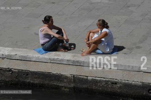 VENEZIA LUGLIO 2007 - TURISTI SEDUTI IN UN RIO DI VENEZIA - @ Graziano Arici/Rosebud2