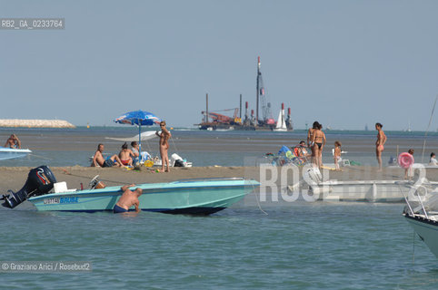 VENEZIA 14/07/07 - BACAN SULLA BOCCA DI PORTO DEL LIDO ©Graziano Arici/Rosebud2 SPIAGGIA MOSE CONSORZIO VENEZIA NUOVA BARCA