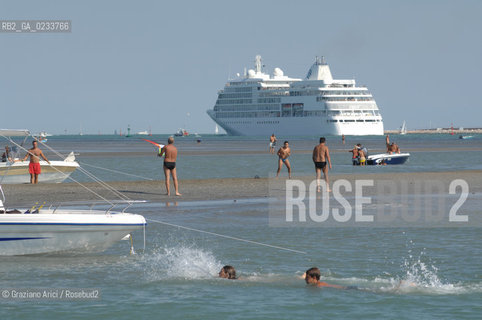 VENEZIA 14/07/07 - BACAN SULLA BOCCA DI PORTO DEL LIDO ©Graziano Arici/Rosebud2 SPIAGGIA MOSE CONSORZIO VENEZIA NUOVA BARCA