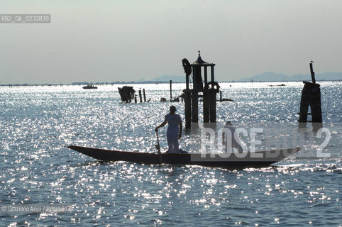 VENEZIA 4/08/07 - LIDO PELLESTRINA ©Graziano Arici/Rosebud2 SPIAGGIA PESCA MURAZZI