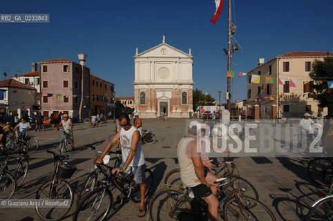 VENEZIA 4/08/07 - LIDO PELLESTRINA ©Graziano Arici/Rosebud2 SPIAGGIA PESCA MURAZZI