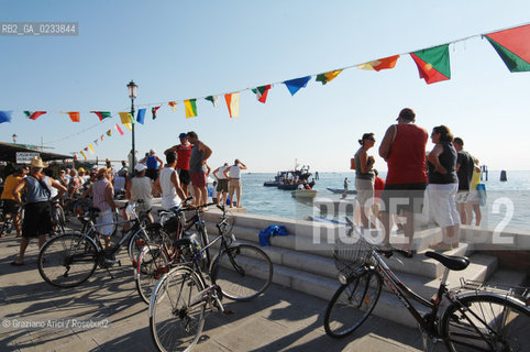 VENEZIA 4/08/07 - LIDO PELLESTRINA ©Graziano Arici/Rosebud2 SPIAGGIA PESCA MURAZZI