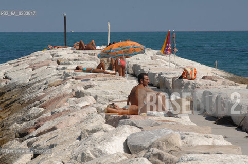 VENEZIA 4/08/07 - LIDO S.PIETRO IN VOLTA ©Graziano Arici/Rosebud2 SPIAGGIA PESCA MURAZZI