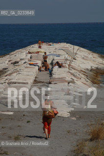 VENEZIA 4/08/07 - LIDO S.PIETRO IN VOLTA ©Graziano Arici/Rosebud2 SPIAGGIA PESCA MURAZZI