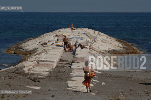 VENEZIA 4/08/07 - LIDO S.PIETRO IN VOLTA ©Graziano Arici/Rosebud2 SPIAGGIA PESCA MURAZZI