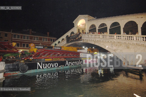 VENICE 27/07/07 - THE  FOURTH BRIDGE OVER THE GRAND CANAL: THE CALATRAVA BRIDGE - THE CROSSING OF THE FIRST PARTS ALONG THE GRAND CANAL AND UNDER THE RIALTO BRIDGE ©Graziano Arici/Rosebud2 QUARTO PONTE CANAL GRANDE VENEZIA