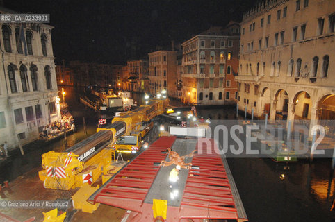 VENICE 27/07/07 - THE  FOURTH BRIDGE OVER THE GRAND CANAL: THE CALATRAVA BRIDGE - THE CROSSING OF THE FIRST PARTS ALONG THE GRAND CANAL AND UNDER THE RIALTO BRIDGE ©Graziano Arici/Rosebud2 QUARTO PONTE CANAL GRANDE VENEZIA
