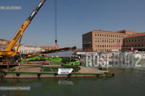 VENICE 28/07/07 - THE  FOURTH BRIDGE OVER THE GRAND CANAL: THE CALATRAVA BRIDGE - THE ASSEMBLY OF THE FIRST PARTS ALONG THE GRAND CANAL ©Graziano Arici/Rosebud2 QUARTO PONTE CANAL GRANDE VENEZIA