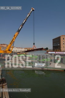 VENICE 28/07/07 - THE  FOURTH BRIDGE OVER THE GRAND CANAL: THE CALATRAVA BRIDGE - THE ASSEMBLY OF THE FIRST PARTS ALONG THE GRAND CANAL ©Graziano Arici/Rosebud2 QUARTO PONTE CANAL GRANDE VENEZIA