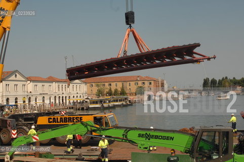 VENICE 28/07/07 - THE  FOURTH BRIDGE OVER THE GRAND CANAL: THE CALATRAVA BRIDGE - THE ASSEMBLY OF THE FIRST PARTS ALONG THE GRAND CANAL ©Graziano Arici/Rosebud2 QUARTO PONTE CANAL GRANDE VENEZIA