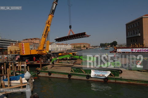 VENICE 28/07/07 - THE  FOURTH BRIDGE OVER THE GRAND CANAL: THE CALATRAVA BRIDGE - THE ASSEMBLY OF THE FIRST PARTS ALONG THE GRAND CANAL ©Graziano Arici/Rosebud2 QUARTO PONTE CANAL GRANDE VENEZIA