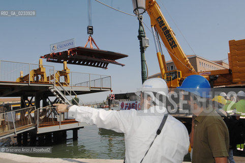 VENICE 28/07/07 - THE  FOURTH BRIDGE OVER THE GRAND CANAL: THE CALATRAVA BRIDGE - THE ASSEMBLY OF THE FIRST PARTS ALONG THE GRAND CANAL ©Graziano Arici/Rosebud2 QUARTO PONTE CANAL GRANDE VENEZIA