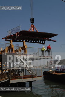 VENICE 28/07/07 - THE  FOURTH BRIDGE OVER THE GRAND CANAL: THE CALATRAVA BRIDGE - THE ASSEMBLY OF THE FIRST PARTS ALONG THE GRAND CANAL ©Graziano Arici/Rosebud2 QUARTO PONTE CANAL GRANDE VENEZIA