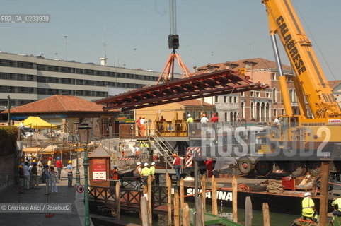 VENICE 28/07/07 - THE  FOURTH BRIDGE OVER THE GRAND CANAL: THE CALATRAVA BRIDGE - THE ASSEMBLY OF THE FIRST PARTS ALONG THE GRAND CANAL ©Graziano Arici/Rosebud2 QUARTO PONTE CANAL GRANDE VENEZIA