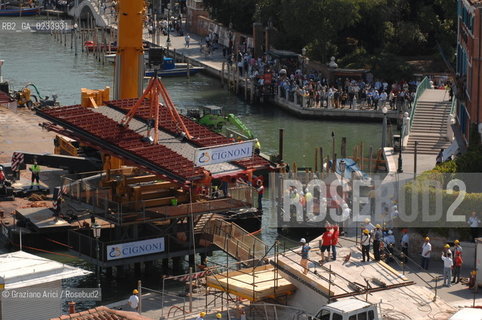 VENICE 28/07/07 - THE  FOURTH BRIDGE OVER THE GRAND CANAL: THE CALATRAVA BRIDGE - THE ASSEMBLY OF THE FIRST PARTS ALONG THE GRAND CANAL ©Graziano Arici/Rosebud2 QUARTO PONTE CANAL GRANDE VENEZIA