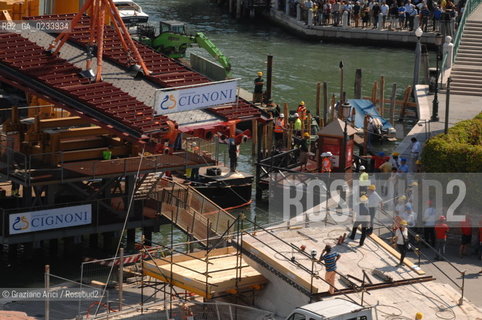 VENICE 28/07/07 - THE  FOURTH BRIDGE OVER THE GRAND CANAL: THE CALATRAVA BRIDGE - THE ASSEMBLY OF THE FIRST PARTS ALONG THE GRAND CANAL ©Graziano Arici/Rosebud2 QUARTO PONTE CANAL GRANDE VENEZIA