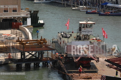 VENICE 28/07/07 - THE  FOURTH BRIDGE OVER THE GRAND CANAL: THE CALATRAVA BRIDGE - THE ASSEMBLY OF THE FIRST PARTS ALONG THE GRAND CANAL ©Graziano Arici/Rosebud2 QUARTO PONTE CANAL GRANDE VENEZIA