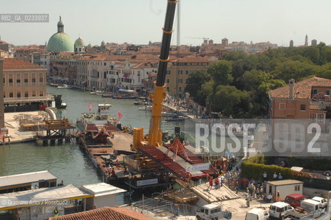 VENICE 28/07/07 - THE  FOURTH BRIDGE OVER THE GRAND CANAL: THE CALATRAVA BRIDGE - THE ASSEMBLY OF THE FIRST PARTS ALONG THE GRAND CANAL ©Graziano Arici/Rosebud2 QUARTO PONTE CANAL GRANDE VENEZIA