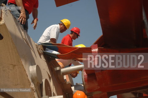 VENICE 28/07/07 - THE  FOURTH BRIDGE OVER THE GRAND CANAL: THE CALATRAVA BRIDGE - THE ASSEMBLY OF THE FIRST PARTS ALONG THE GRAND CANAL ©Graziano Arici/Rosebud2 QUARTO PONTE CANAL GRANDE VENEZIA