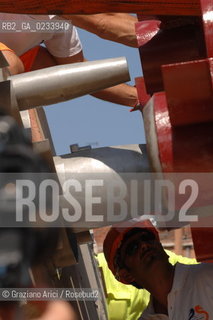 VENICE 28/07/07 - THE  FOURTH BRIDGE OVER THE GRAND CANAL: THE CALATRAVA BRIDGE - THE ASSEMBLY OF THE FIRST PARTS ALONG THE GRAND CANAL ©Graziano Arici/Rosebud2 QUARTO PONTE CANAL GRANDE VENEZIA