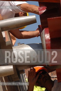 VENICE 28/07/07 - THE  FOURTH BRIDGE OVER THE GRAND CANAL: THE CALATRAVA BRIDGE - THE ASSEMBLY OF THE FIRST PARTS ALONG THE GRAND CANAL ©Graziano Arici/Rosebud2 QUARTO PONTE CANAL GRANDE VENEZIA