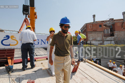 VENICE 28/07/07 - THE  FOURTH BRIDGE OVER THE GRAND CANAL: THE CALATRAVA BRIDGE - THE ASSEMBLY OF THE FIRST PARTS ALONG THE GRAND CANAL THE MAYOR MASSIMO CACCIARI ©Graziano Arici/Rosebud2 QUARTO PONTE CANAL GRANDE VENEZIA