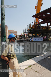 VENICE 28/07/07 - THE  FOURTH BRIDGE OVER THE GRAND CANAL: THE CALATRAVA BRIDGE - THE ASSEMBLY OF THE FIRST PARTS ALONG THE GRAND CANAL THE MAYOR MASSIMO CACCIARI ©Graziano Arici/Rosebud2 QUARTO PONTE CANAL GRANDE VENEZIA