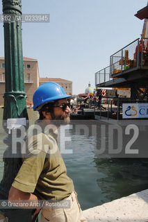 VENICE 28/07/07 - THE  FOURTH BRIDGE OVER THE GRAND CANAL: THE CALATRAVA BRIDGE - THE ASSEMBLY OF THE FIRST PARTS ALONG THE GRAND CANAL THE MAYOR MASSIMO CACCIARI ©Graziano Arici/Rosebud2 QUARTO PONTE CANAL GRANDE VENEZIA
