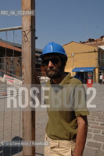VENICE 28/07/07 - THE  FOURTH BRIDGE OVER THE GRAND CANAL: THE CALATRAVA BRIDGE - THE ASSEMBLY OF THE FIRST PARTS ALONG THE GRAND CANAL THE MAYOR MASSIMO CACCIARI ©Graziano Arici/Rosebud2 QUARTO PONTE CANAL GRANDE VENEZIA