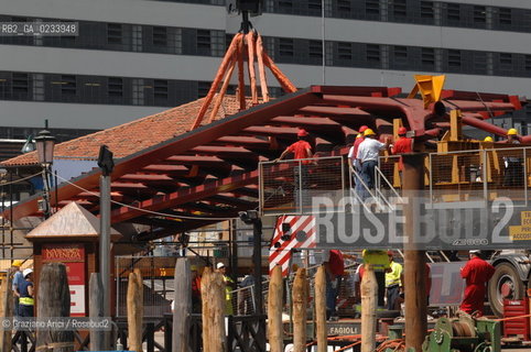 VENICE 28/07/07 - THE  FOURTH BRIDGE OVER THE GRAND CANAL: THE CALATRAVA BRIDGE - THE ASSEMBLY OF THE FIRST PARTS ALONG THE GRAND CANAL ©Graziano Arici/Rosebud2 QUARTO PONTE CANAL GRANDE VENEZIA