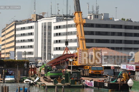 VENICE 28/07/07 - THE  FOURTH BRIDGE OVER THE GRAND CANAL: THE CALATRAVA BRIDGE - THE ASSEMBLY OF THE FIRST PARTS ALONG THE GRAND CANAL ©Graziano Arici/Rosebud2 QUARTO PONTE CANAL GRANDE VENEZIA
