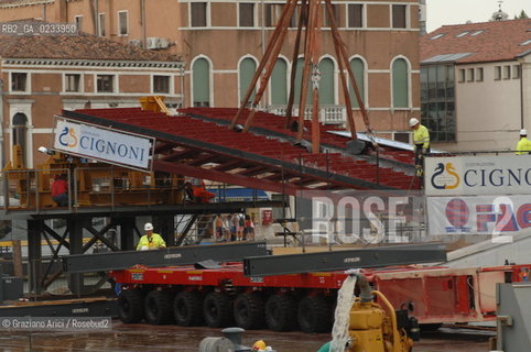 VENICE 29/07/07 - THE  FOURTH BRIDGE OVER THE GRAND CANAL: THE CALATRAVA BRIDGE - THE ASSEMBLY OF THE FIRST PARTS ALONG THE GRAND CANAL ©Graziano Arici/Rosebud2 QUARTO PONTE CANAL GRANDE VENEZIA