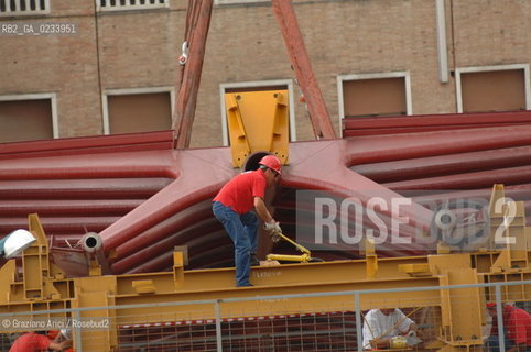 VENICE 29/07/07 - THE  FOURTH BRIDGE OVER THE GRAND CANAL: THE CALATRAVA BRIDGE - THE ASSEMBLY OF THE FIRST PARTS ALONG THE GRAND CANAL ©Graziano Arici/Rosebud2 QUARTO PONTE CANAL GRANDE VENEZIA