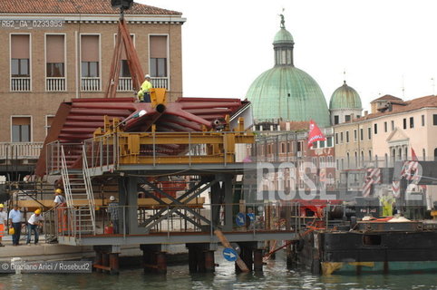 VENICE 29/07/07 - THE  FOURTH BRIDGE OVER THE GRAND CANAL: THE CALATRAVA BRIDGE - THE ASSEMBLY OF THE FIRST PARTS ALONG THE GRAND CANAL ©Graziano Arici/Rosebud2 QUARTO PONTE CANAL GRANDE VENEZIA
