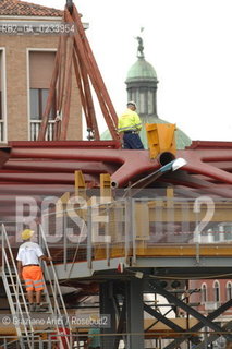 VENICE 29/07/07 - THE  FOURTH BRIDGE OVER THE GRAND CANAL: THE CALATRAVA BRIDGE - THE ASSEMBLY OF THE FIRST PARTS ALONG THE GRAND CANAL ©Graziano Arici/Rosebud2 QUARTO PONTE CANAL GRANDE VENEZIA